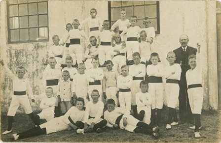 Gymnastiek voor de kerk, ca. 1920.